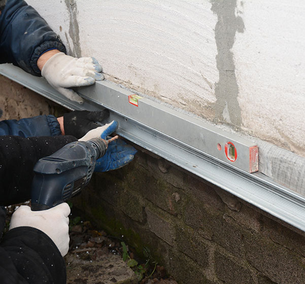 travaux d'étanchéité sur un mur extérieur